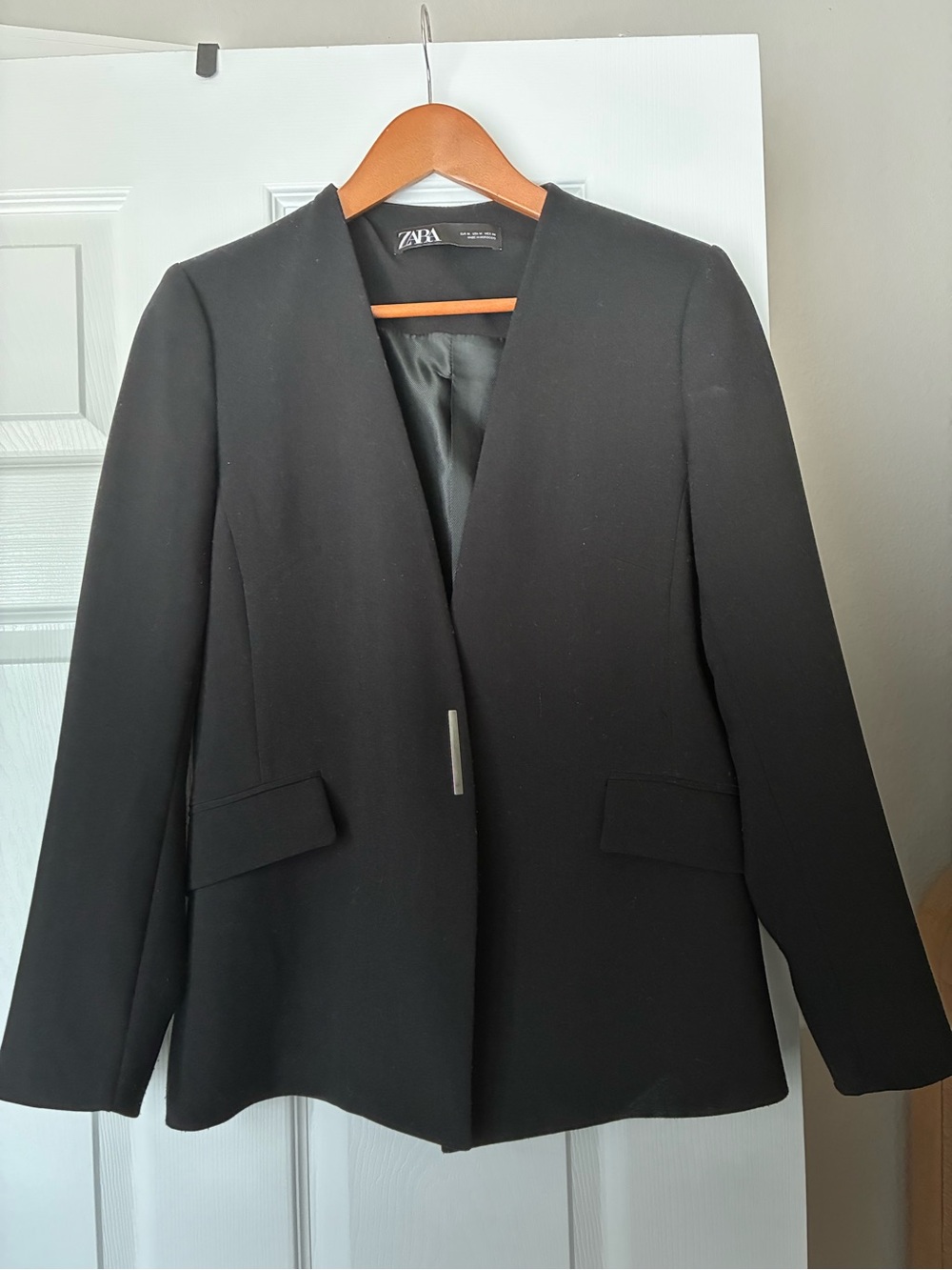 Zara Women's Black Open-Front Blazer with Minimal Hardware